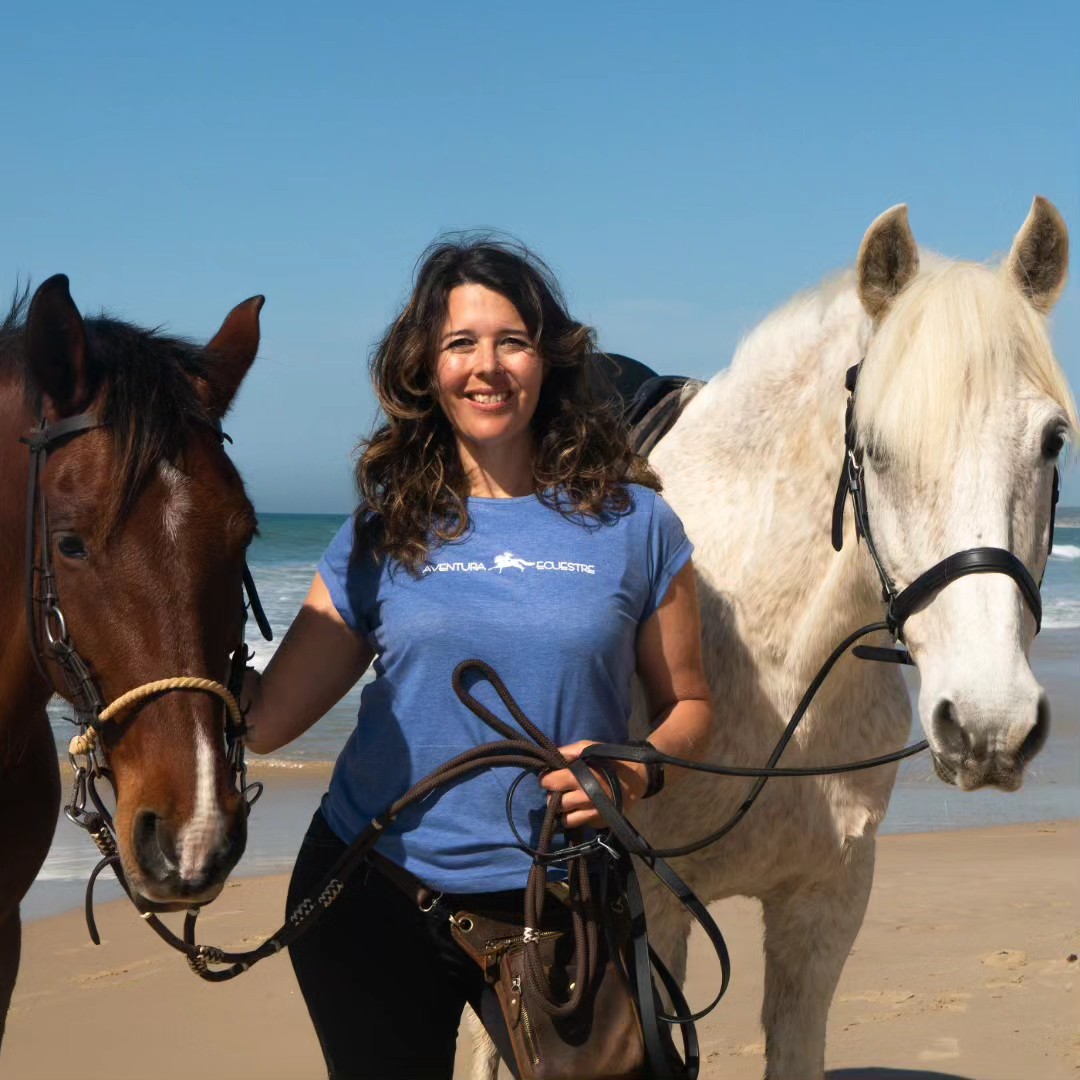 Carolina en la playa con sus caballos